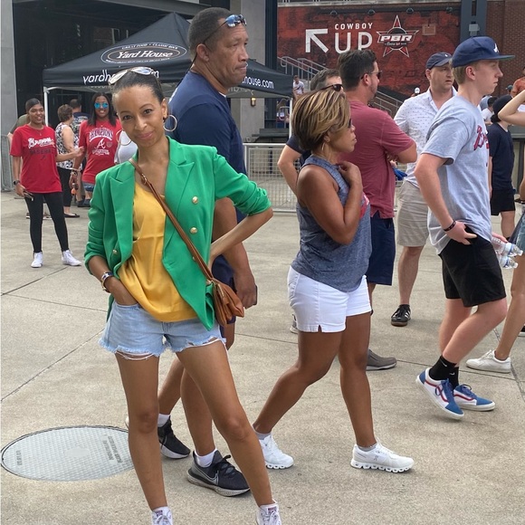 Meet your Posher, Nicole - Picture 3 of 3